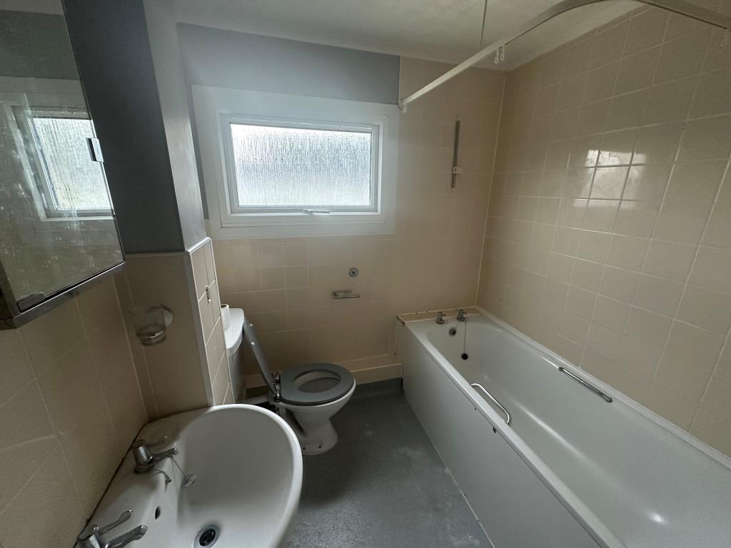 Lot: 137 - HOUSE IN NEED OF IMPROVEMENT - Bathroom with W.C.